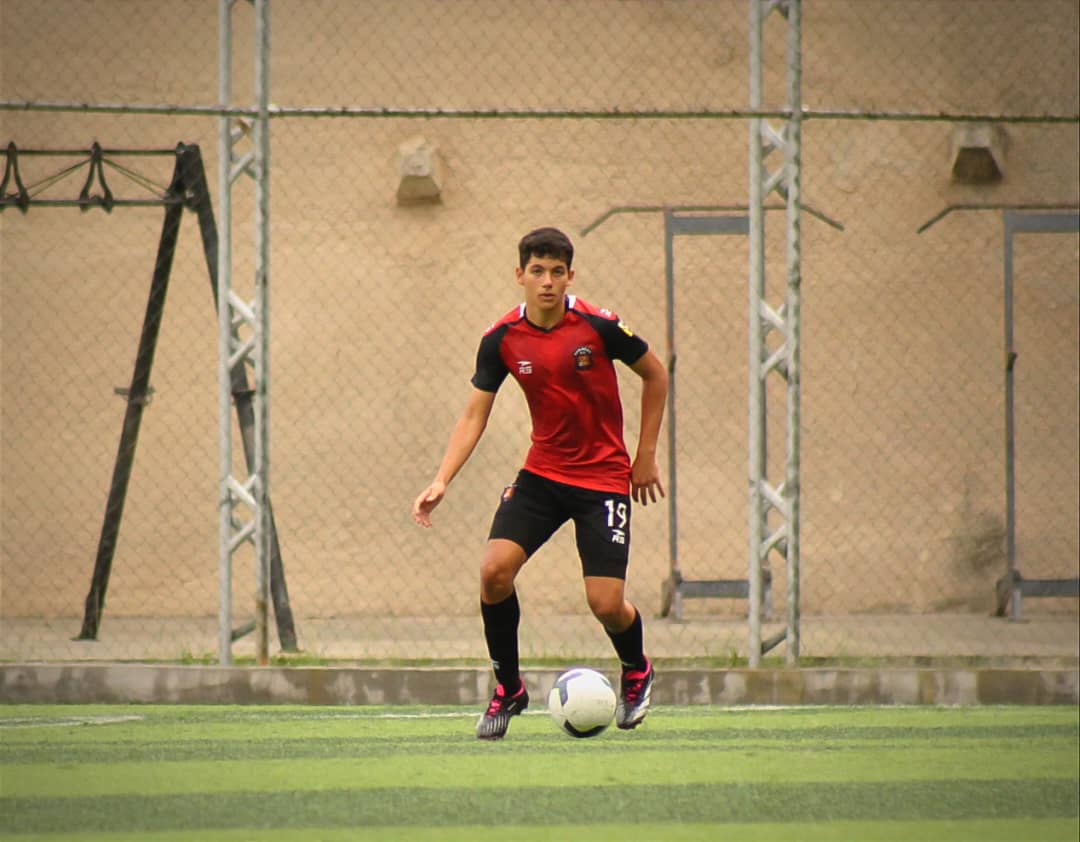 Ricardo Ortiz con su balón